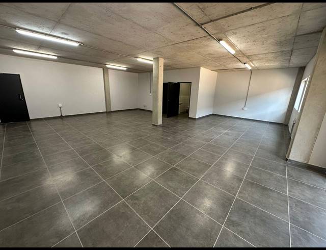 1,300M² WAREHOUSE TO LET IN LANSERIA
